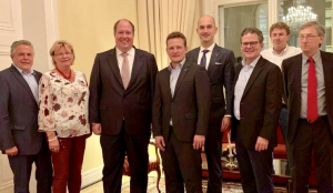 Gruppenbild um Prof. Dr. Braun, Chef des Bundeskanzleramtes, und Dr. Jan Tulke, Geschäftsführer der planen bauen 4.0 GmbH.